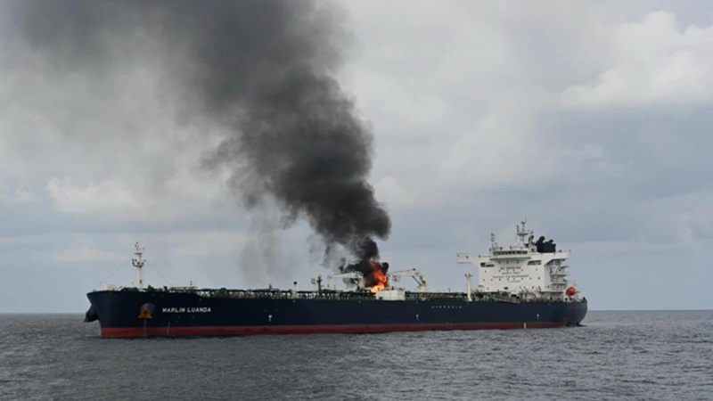 समुद्र में एक और जहाज पर मिसाइल से हमला, लगी आग, इंडियन नेवी ने पहुंचाई मदद