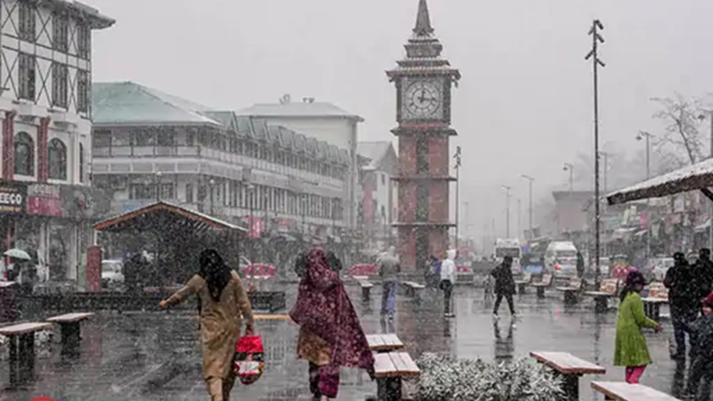 बर्फबारी: श्रीनगर की सभी फ्लाइट कैंसिल, जम्मू-श्रीनगर हाईवे बंद