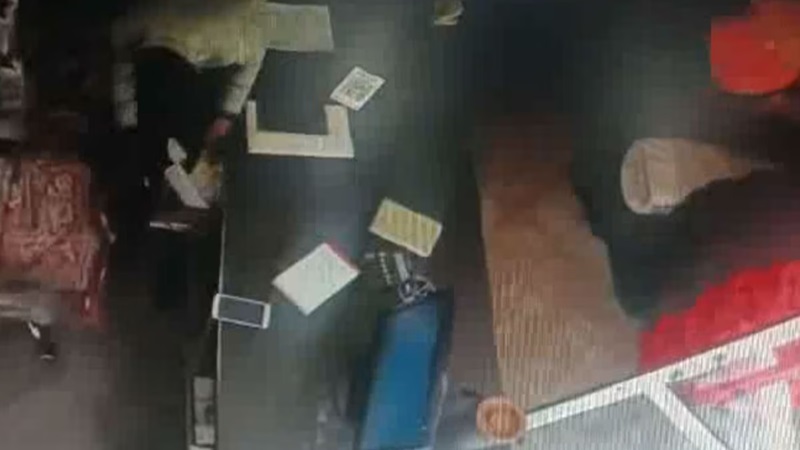 जयपुर में महज 40 सेकंड में चोर ले उड़े 2 लाख से ज्यादा की रकम, सीसीटीवी में कैद हुई वारदात