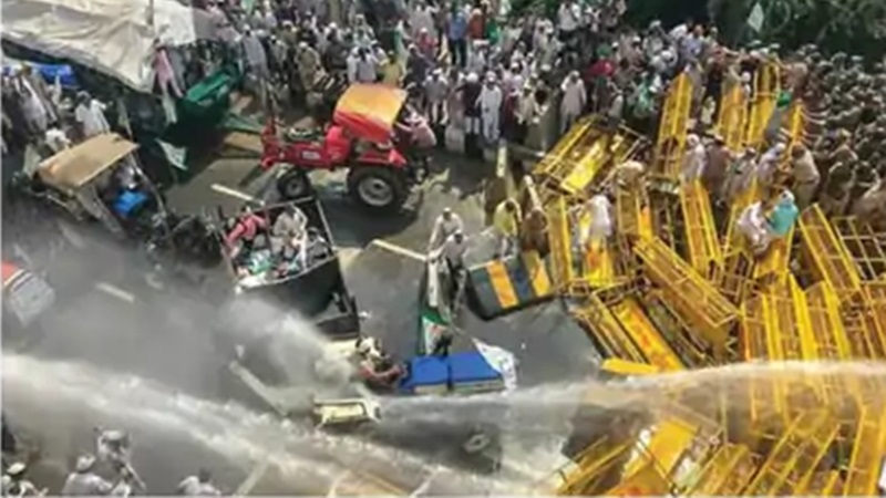 किसानों का दिल्ली कूच: शंभू बॉर्डर पर बैरिकेडिंग तोड़ने की कोशिश