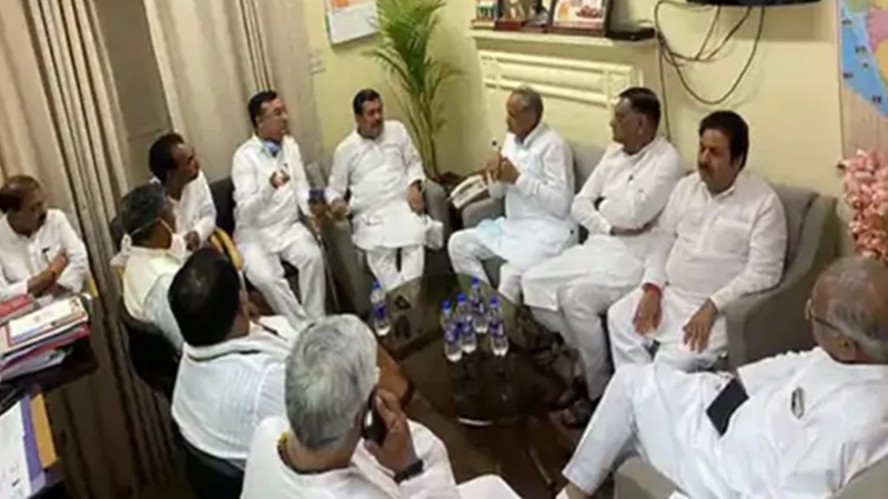 छत्तीसगढ़ कांग्रेस ने चार्टर्ड प्लेन बुक कराया: जीते प्रत्याशियों को सर्टिफिकेट सहित रायपुर पहुंचने के निर्देश