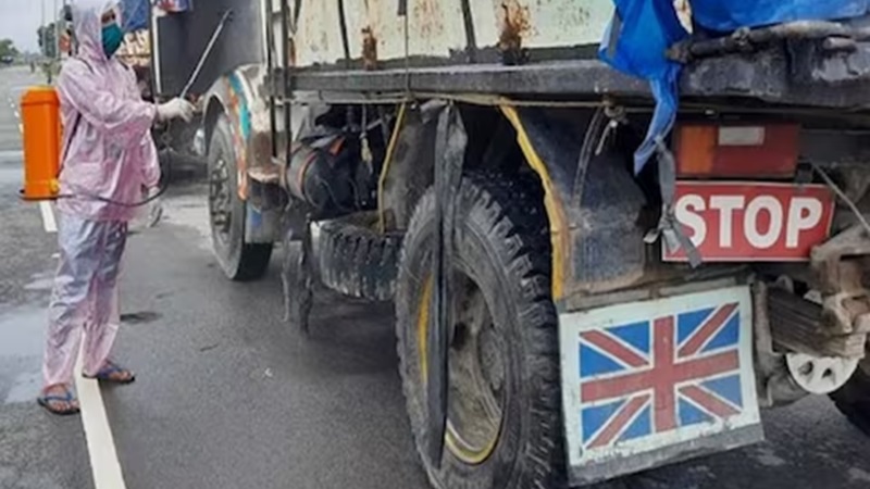 बांग्लादेश से भारत में घुसा ट्रक... शटर खोलते ही हिल गए बीएसएफ जवान