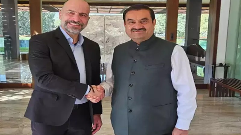 उबर की गाड़ी में गौतम अडानी! कैब कंपनी के सीईओ से मुलाकात के बाद मिले संकेत