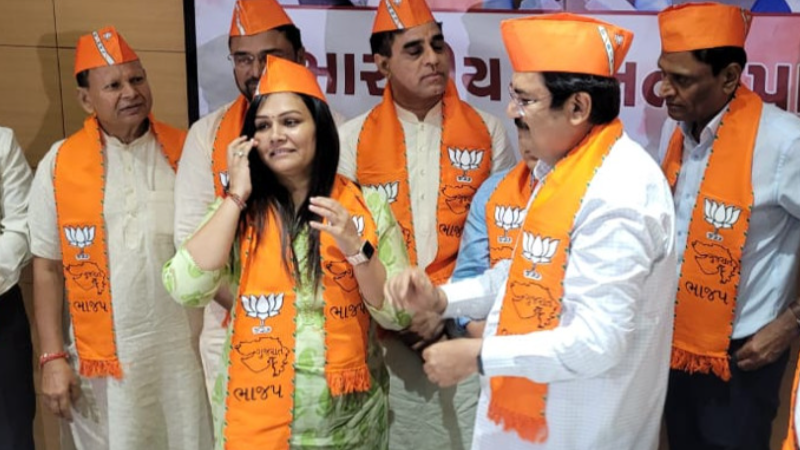 गुजरात में आप पार्टी के 6 पार्षद भाजपा में शामिल;चुनाव से पहले आम आदमी पार्टी को लगा झटका