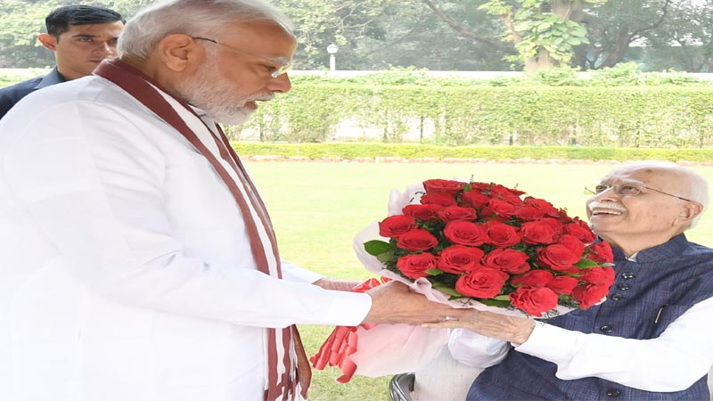 लालकृष्ण आडवाणी को उनके जन्मदिन पर पीएम मोदी ने घर जाकर दी बधाई