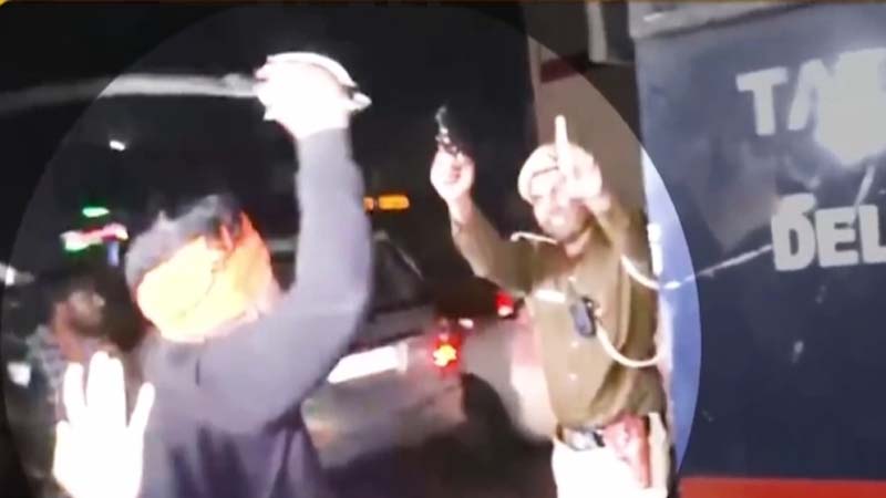 गुस्साये लोगों ने पुलिस हिरासत में चल रहे श्रद्धा की हत्या के आरोपी आफताब पर किया हमला