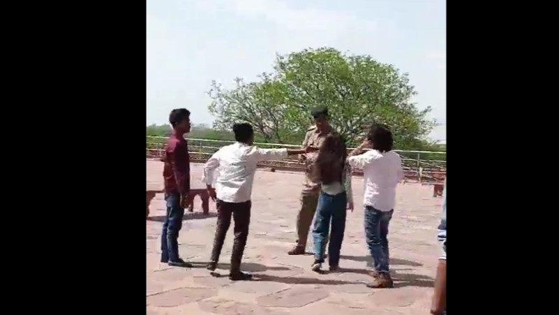 रील बनाना बन रही बीमारी... मना करने पर ड्यूटीरत पुलिस से की हाथापाई 