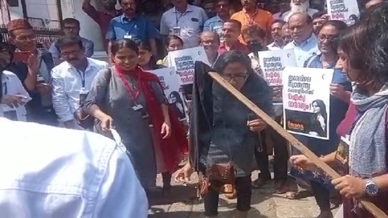 ईरान की आग इंडिया तक, केरल में महिलाओं ने हिजाब जलाकर किया प्रदर्शन