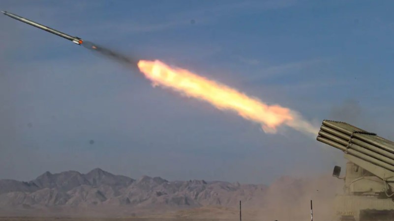 ईरान की एयर स्ट्राइक : पाक के आतंकी संगठन पर बरसाईं मिसाइलें ..बौखलाया पाक , निकाला राजदूत को 