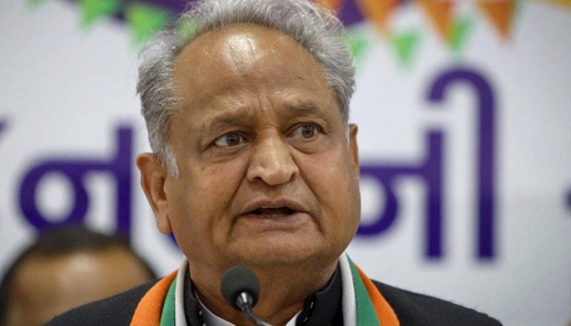 मुख्यमंत्री की फोटो हटा कांग्रेस नेता ने अपनी चिपकाई, मच गया बवाल