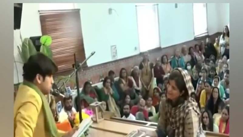 Dhirendra Krishna Shastri : जब  बागेश्वर बाबा की मुरीद हो गयी ये पाकिस्तानी महिला, पाकिस्तान में मच गयी खलबली..