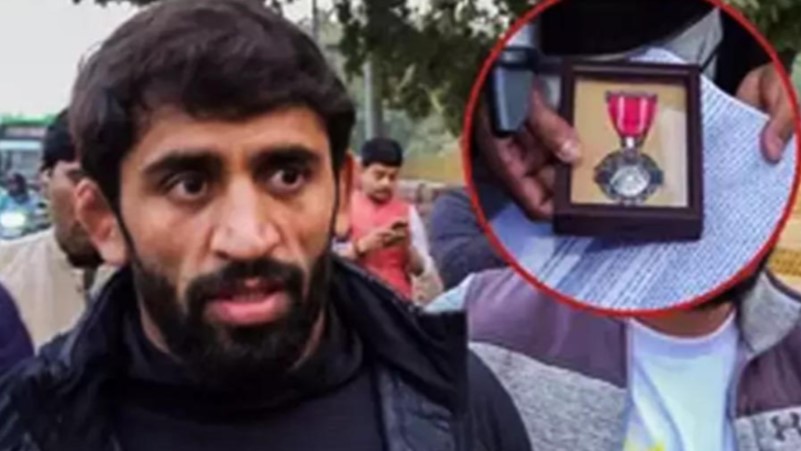 बजरंग पूनिया ने लौटाया पद्मश्री, पीएम आवास के बाहर फुटपाथ पर रखा अवॉर्ड, लोग बोले राष्ट्रपति ने दिया तो पीएम को क्यों लौटा रहे हो 