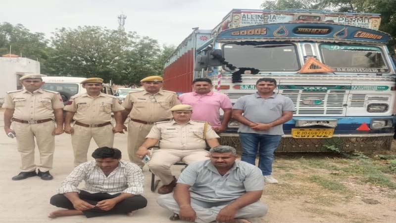 हाईवे पर ट्रक से केमिकल निकाल सौदा करते ड्राइवर व खरीदार गिरफ्तार, 50 ड्रमों में भरा 10000 लीटर ज्वलनशील केमिकल जब्त