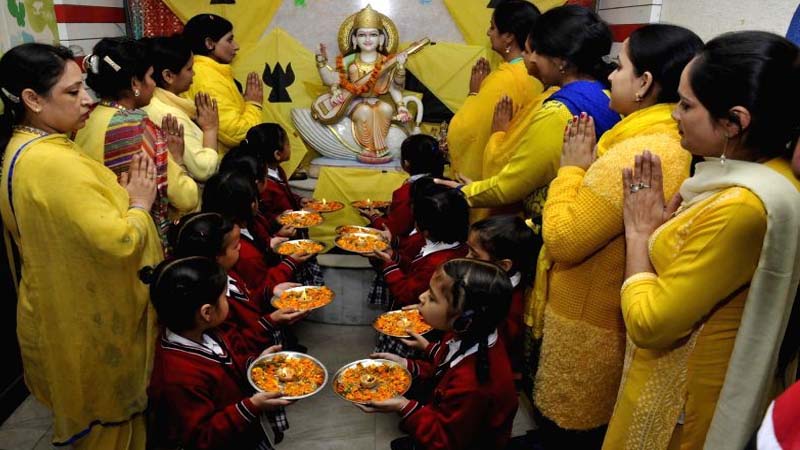 Vasant Panchami : बच्चों और छात्रों  को पहनाएं पीले कपडे बसंत पंचमी के दिन ; इस विधि से करवाएं से बसंत पंचमी का  पूजन 