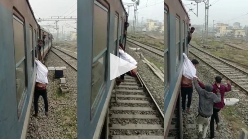 मोबाइल छीनने वाले को चलती ट्रेन से लटका कर मारते रहे यात्री , देखें वायरल वीडियो 