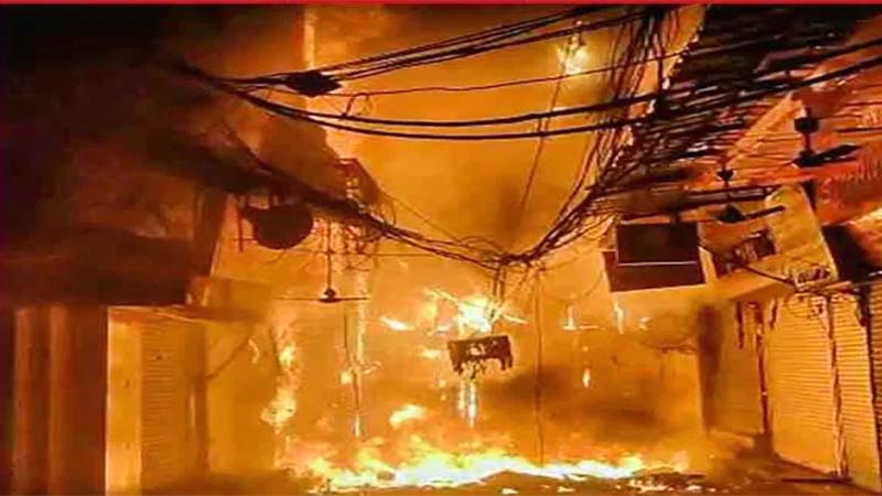 चांदनी चौक के भगीरथ पैलेस बाजार में अचानक लगी आग से करीब 100 दुकानें खाक ; अब तक हो रही है राख ठंडी करने की कवायद