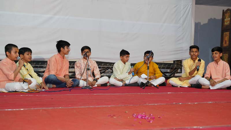 चतुर्वेदी समाज के होली मिलन समारोह में गाये गये भजन और होलियां, जादूगर के शो ने किया सभी का मनोरंजन