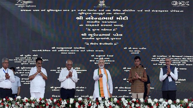 प्रधानमंत्री मोदी ने रखी भरूच हवाईअड्डे की नींव और कहा कि गुजरात में विकास के लिए डबल इंजन की सरकार  जरूरी