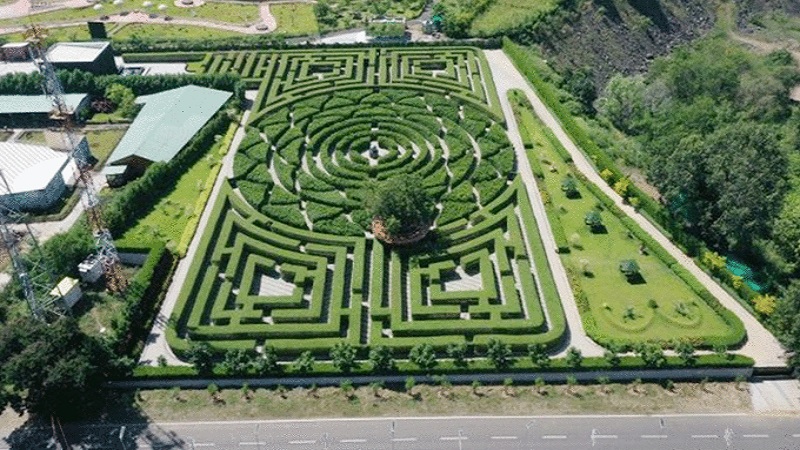 श्रीयंत्र का डिजाइन, पौने दो लाख पौधे, ये है भारत की सबसे बड़ी भूल भुलैया..!