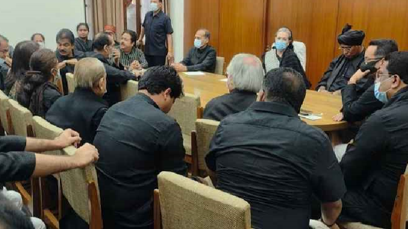 राहुल की सांसदी जाने पर बढ़ा संग्राम..संसद में काले कपड़े पहनकर विपक्ष का प्रदर्शन, पीएम की भी केंद्रीय मंत्रियों के साथ बैठक 