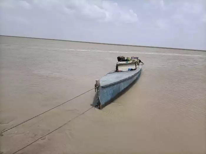 खतरा..! पीएम के दौरे से पहले मिली पाकिस्तानी बोट