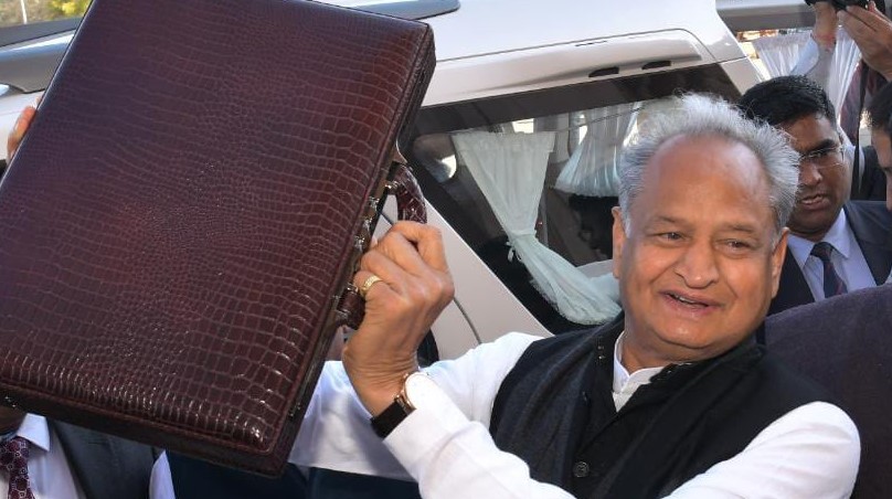 Rajasthan Budget 2023 : ऐसे कैसे...? बजट ,राहत, बढ़त का नारा देते-देते सीएम गहलोत ने पढ़ दिया पिछले साल का बजट ; इतिहास में पहली बार हुई ऐसी गलती
