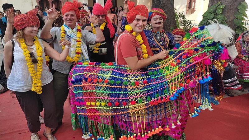 बूंदी महोत्सव में दिखे लोक संस्कृति के रंग, जमकर थिरके विदेशी मेहमान