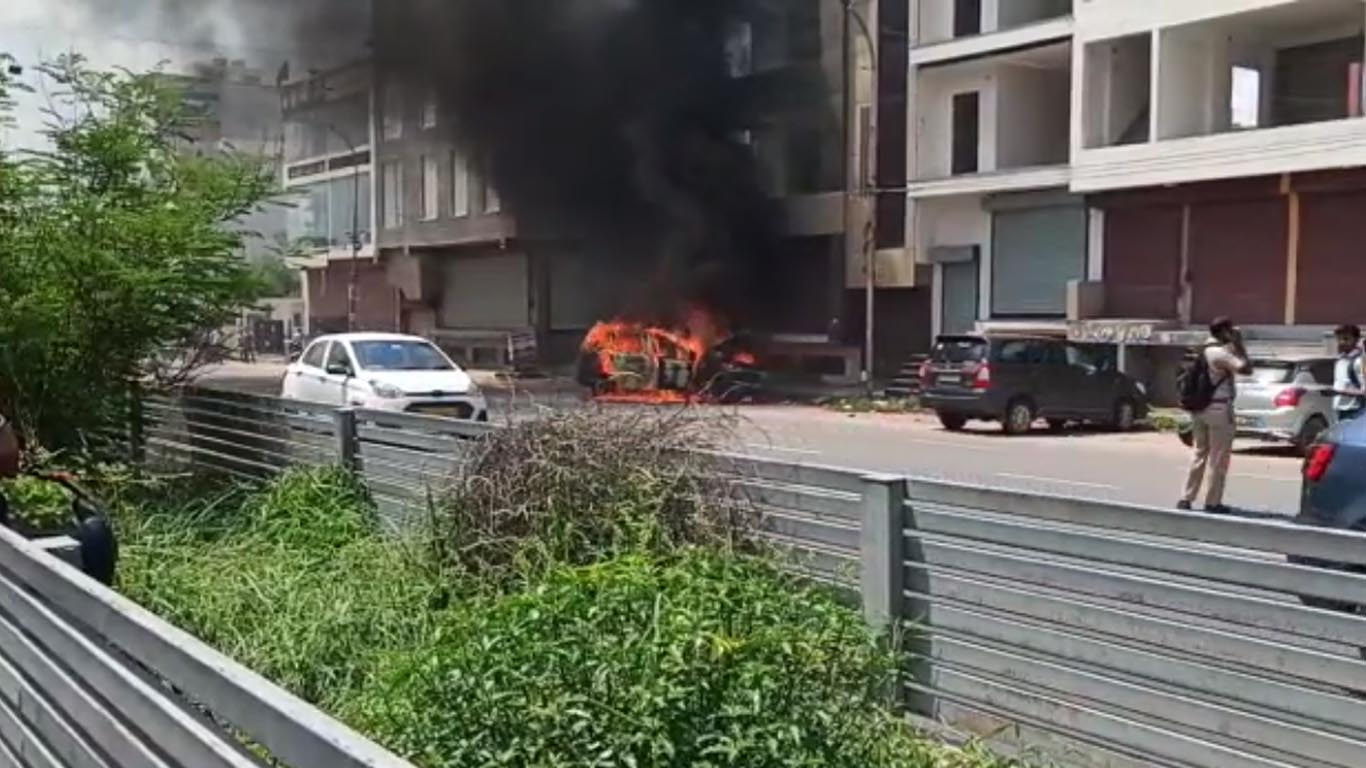 कार में लगी अचानक लगी आग