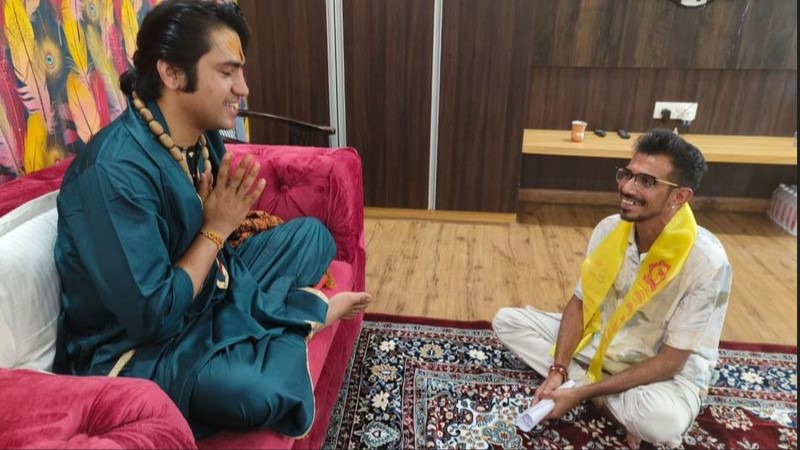 युजवेंद्र चहल पहुंचे बाबा बागेश्वरधाम की शरण में, धीरेन्द्र शास्त्री से मिल कर बोले 'फिर आऊंगा '