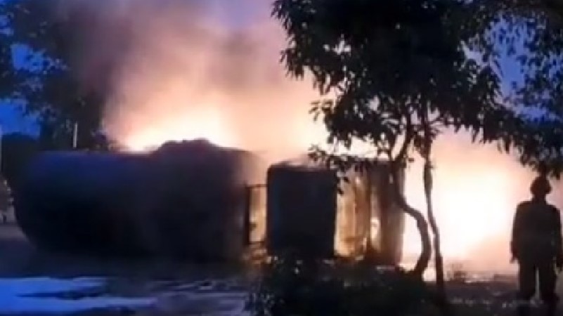 15 हज़ार लीटर केमिकल भरे टैंकर में लगी भीषण आग बुझाने के दौरान हुआ ब्लास्ट. 6 लोग झुलसे