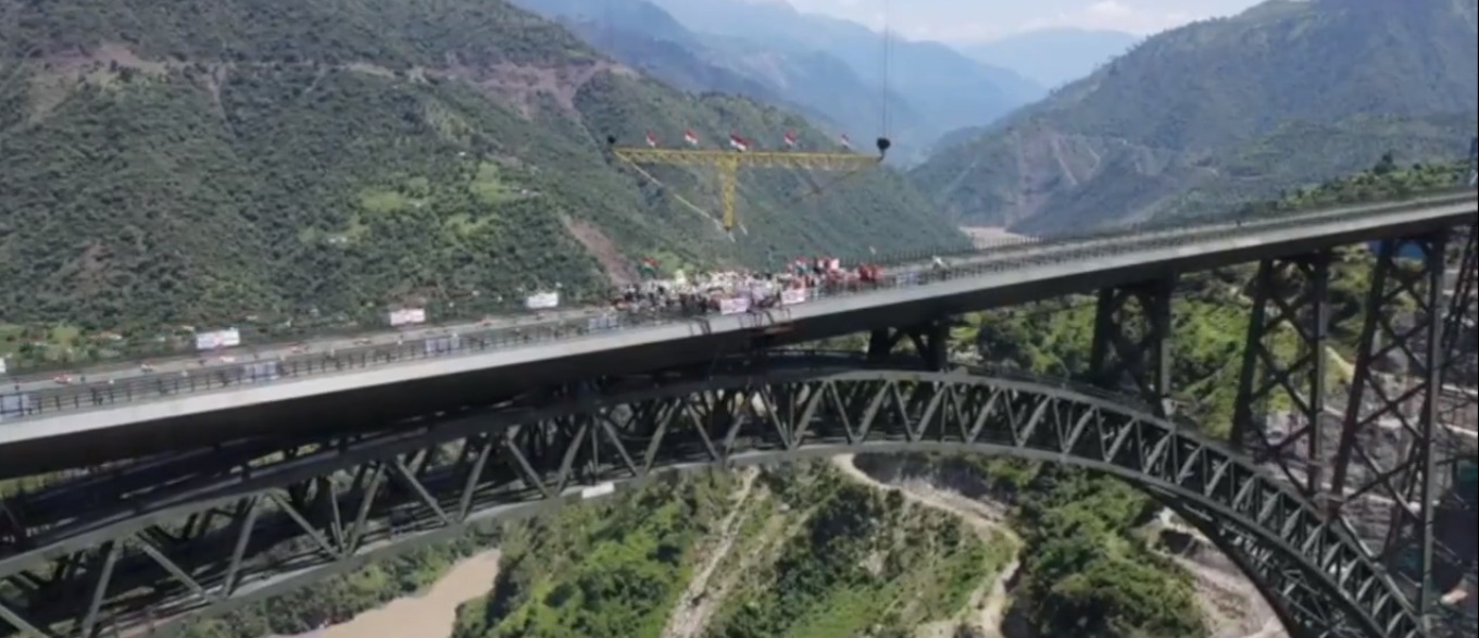 इंजीनियरिंग का अजूबा ! भूकंप से बेअसर होगा चिनाब रेलवे ब्रिज