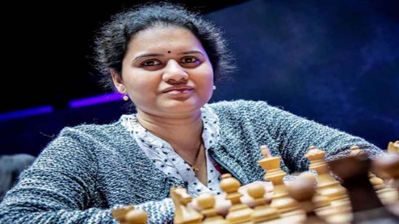 विश्व ब्लिट्ज शतरंज चैम्पियनशिप में कोनेरू हम्पी ने रजत पदक जीता ,ब्लिट्ज मुकाबले में पदक पाने वाली पहली भारतीय महिला