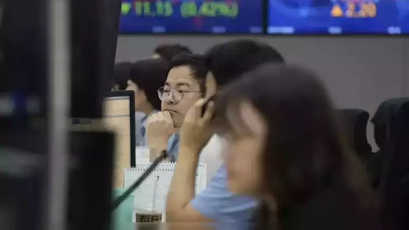 चीन में निकली निवेशकों की चीखें...! एक झटके में छह ट्रिलियन डॉलर स्वाहा...