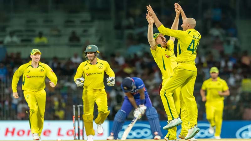 ऑस्ट्रेलिया से तीसरा और आखिरी मैच हारकर भारतीय टीम ने 2-1 से गंवाई एक दिवसीय मैचों की श्रृंखला