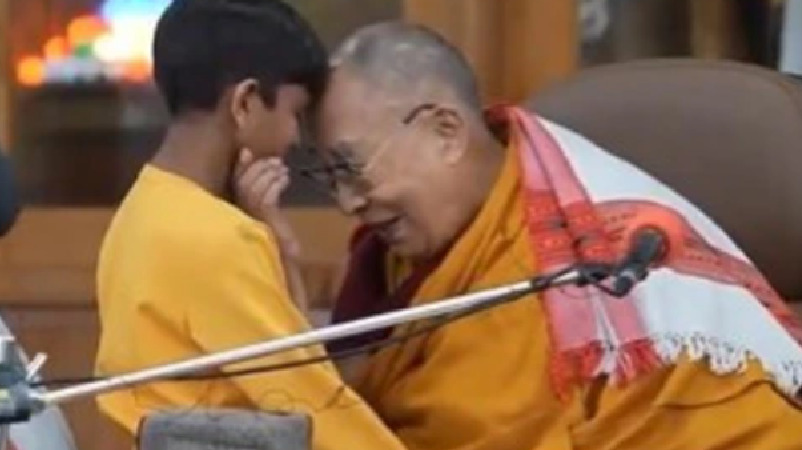 क्या है तिब्बत के आध्यात्मिक गुरु दलाई लामा के विवादित हो रहे कथित किसिंग वीडियो का पूरा सच..! हकीकत जानने के लिए ज़रूर देखें और पढ़ें..  