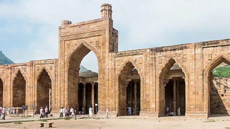 चर्चा में है अढ़ाई दिन का झोपड़ा... क्या है माजरा ? ऐसा क्या कह दिया भाजपा सांसद ने 