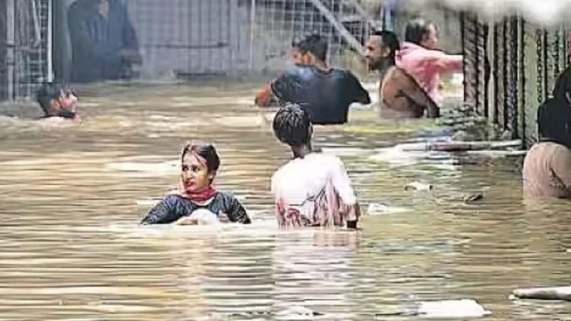 Flood in Delhi:  लाल किला,सीएम/मंत्रियों के आवास तक पानी, स्कूल-कॉलेज बंद ,ऑफिस वर्क फ्रॉम होम