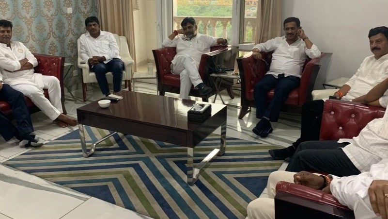 दिल्ली में डीके शिवकुमार का शक्ति प्रदर्शन ; समर्थकों के साथ चल रही है बैठक, वहीं सुप्रीम कोर्ट से मिली डीके को राहत