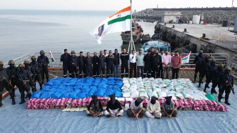 गुजरात तट पर दो हजार करोड़ से अधिक कीमत की ड्रग्स हुई ज़ब्त,विदेशी नाव से भेजी गयी थी भारतीय सीमातट पर