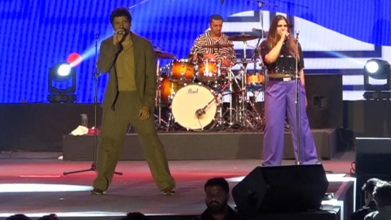 म्यूजिकल कॉन्सर्ट में फरहान अख्तर की शानदार प्रस्तुतियों ने श्रोताओं का जीता दिल