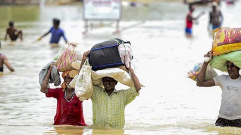 अचानक बाढ़ में फंस गए हों तो उठाएं ये कदम ,साथ ही रखें इन बातों का ध्यान  