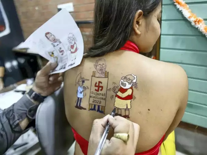गरबा नाइट के लिए गुजरात में पीठ पर मोदी-केजरीवाल और चीते का टैटू बनवा रहीं लड़कियां