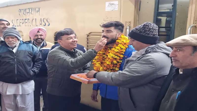 राष्ट्रीय जूडो चैम्पियनशिप में गोल्ड मेडल जीतकर लौटे अपने लाड़ले राहुल का भव्य स्वागत किया हनुमानगढ़वासियों ने 