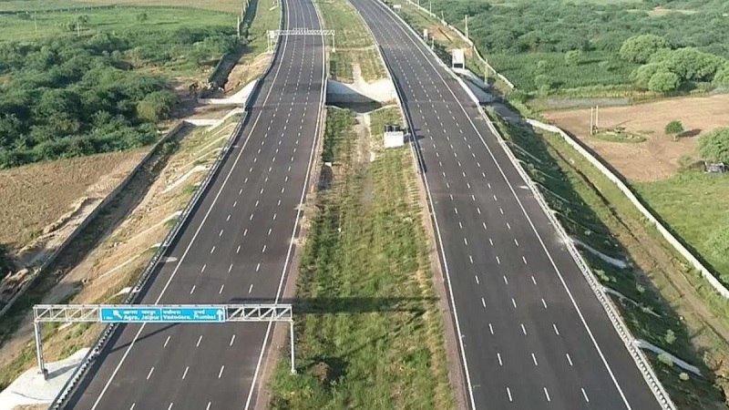 ये नहीं सुधरेंगे...! दिल्ली-मुम्बई एक्सप्रेस-वे पर 250 किमी प्रति घंटे तक की रफ्तार से दौड़ रहे वाहन