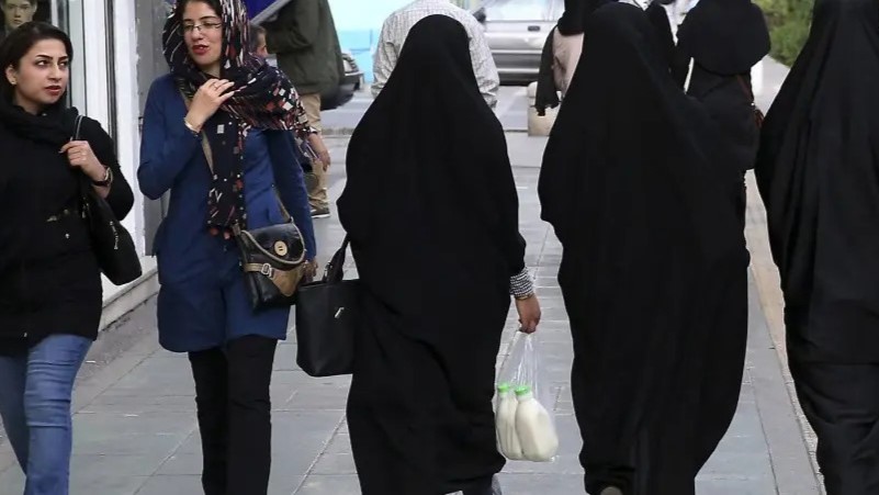 ईरान में  हिजाब न पहनने वाली  महिलाओं को ट्रेस करने और चेतावनी देने के लिए अब  स्मार्ट  कैमरों की रहेगी नज़र 