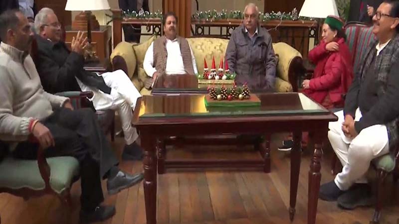 हिमाचल में मुख्यमंत्री पर रार... कांग्रेस विधायक दल की बैठक से पहले प्रतिभा समर्थकों का हंगामा, बघेल के सामने नारेबाजी