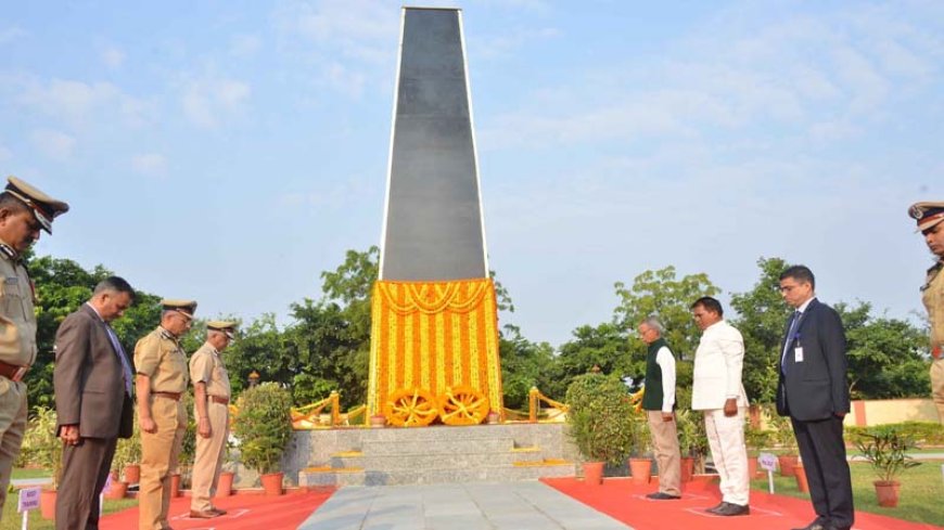 राजस्थानः शहीद पुलिस कार्मिकों के सम्मान में गार्ड ऑफ ऑनर, डीजीपी यूआर साहू ने ली परेड की सलामी