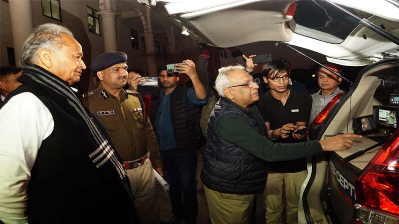 मुख्यमंत्री अशोक गहलोत ने  किया यातायात पुलिस के लिये उपलब्ध कराई जा रही इंटरसेप्टर का निरीक्षण  