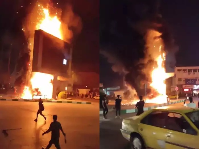 ईरान में काबू में नहीं आ रहे प्रदर्शनकारी, फूंक डाली सुप्रीम लीडर की सबसे बड़ी तस्वीर