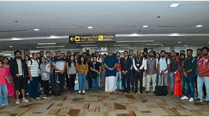 Operation Ajay: इजराइल से लौटे नागरिकों ने स्वदेश पहुँच कर ली चैन की सांस, सभी ने दिया  भारत सरकार को धन्यवाद 